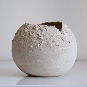 Skulpturale Keramikvase: Moderne Steingut-Kunst-Dekor