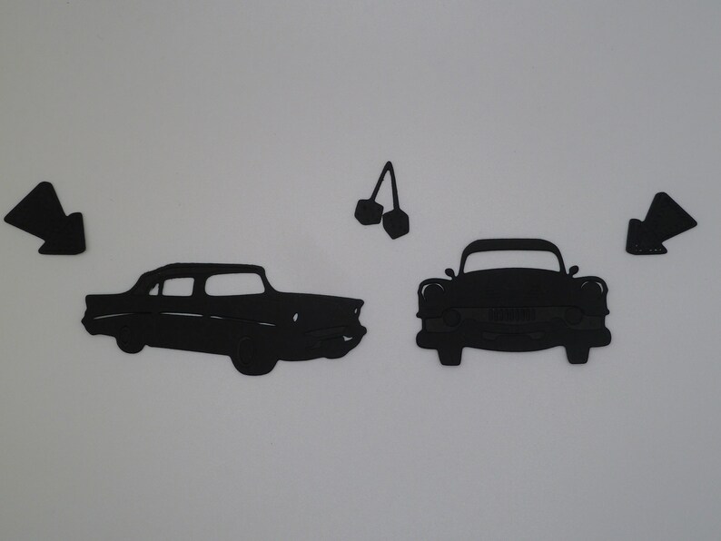 Puede incluir: Un conjunto de piezas de decoraci&oacute;n de pared negras que incluyen la silueta de un coche cl&aacute;sico visto de lado, una silueta de coche cl&aacute;sico de frente, dos flechas direccionales apuntando hacia adentro y una silueta de cerezas.