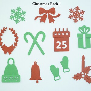 Vrolijk kerstfeest, groene, rode stansvormen/versieringen, zuurstokken, geschenken, 25 december, krans, kaars, sneeuwkap en handschoenenversieringen