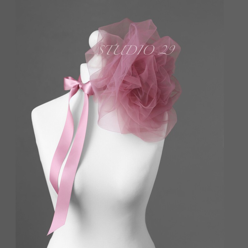 Grande collana girocollo con fiori in tulle rosa malva con papillon in nastro di raso Girocollo con fiori in tessuto oversize Collana in tulle Girocollo servizio fotografico immagine 2