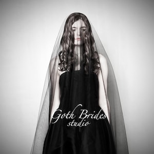 Black Wedding Veil – Long Two-Tier Gothic Bridal Veil – Black Tulle Veil with 2 Layers – Alternative Goth Veil for Bride