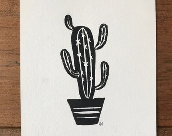 Puede incluir: Ilustración en blanco y negro de un cactus en una maceta. El cactus tiene un cuerpo alto y delgado con espinas y algunos brazos. La maceta está rayada.
