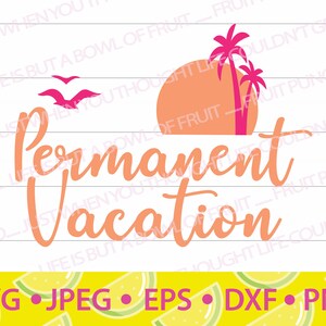 Könnte beinhalten: Ein digitales Design mit dem Text "Permanent Vacation" in einem pfirsichfarbenen Orange mit einem Sonnenuntergang und Palmen in Pink. Das Design befindet sich auf einem gelben Hintergrund mit einem Wassermelonenmuster.