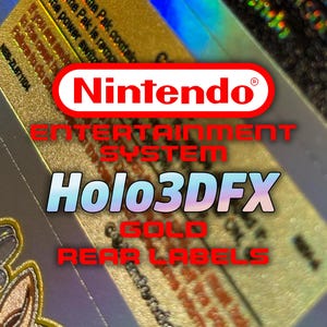 Pode incluir: Uma imagem em close-up de um rótulo traseiro holográfico dourado do Nintendo Entertainment System. O rótulo apresenta o logotipo da Nintendo em vermelho, o texto "Holo3DFX GOLD REAR LABELS" e outro texto. O fundo tem um efeito iridescente azul e dourado.