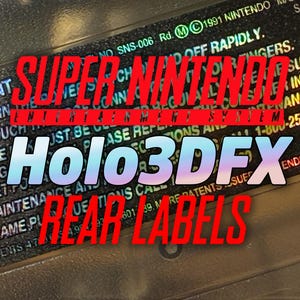 Puede incluir: Primer plano de una etiqueta trasera de Super Nintendo con el texto "Holo3DFX REAR LABELS" en una fuente degradada. La etiqueta tiene varias advertencias e información impresa.