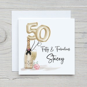 Carte du 50e anniversaire avec des ballons en feuille d'or, du champagne et des fleurs, personnalisée pour une maman, une soeur ou un ami