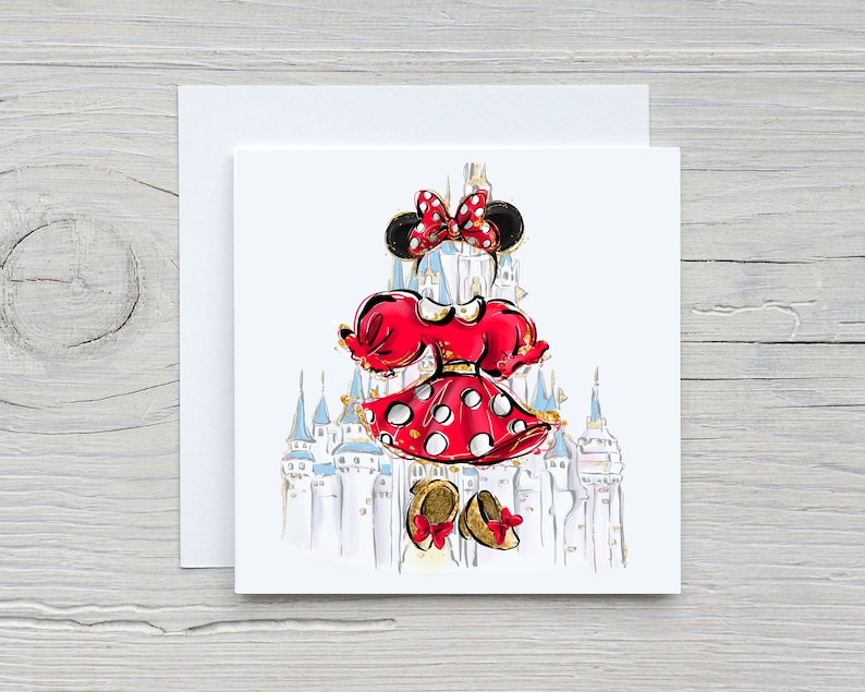 K&ouml;nnte beinhalten: Ein rotes und wei&szlig;es gepunktetes Kleid mit einer roten Schleife auf dem Kopf. Die Figur steht vor einem wei&szlig;en Schloss mit goldenen Akzenten.