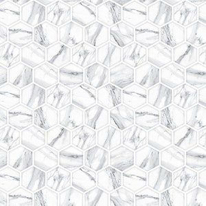 Puede incluir: Azulejos hexagonales de mármol blanco con vetas grises. Los azulejos están dispuestos en un patrón repetitivo.
