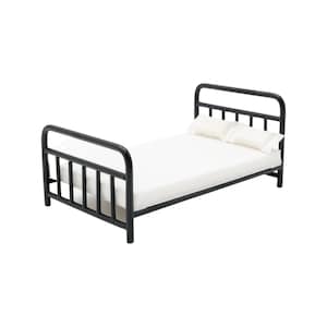 Könnte beinhalten: Ein schwarzes Metallbettgestell mit einer weißen Matratze und zwei weißen Kissen. Das Bettgestell hat ein schlichtes Design mit einem Kopfteil und einem Fußteil.