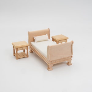 Könnte beinhalten: Ein Holzbett für ein Puppenhaus mit einer weißen Matratze und zwei passenden Holznachttischen. Das Bett hat ein geschwungenes Kopfteil und Fußteil.