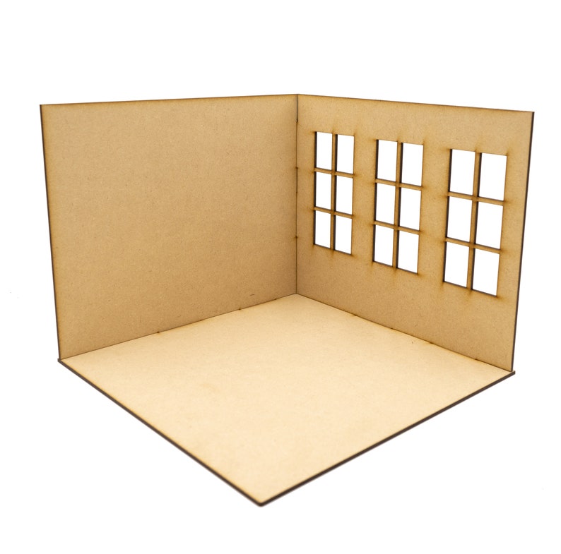 Peut inclure: Une petite pi&egrave;ce en bois non peinte avec trois ouvertures de fen&ecirc;tres. La pi&egrave;ce est faite de bois brun clair et pr&eacute;sente un design d'angle, adapt&eacute; &agrave; l'artisanat ou &agrave; l'exposition. Les fen&ecirc;tres sont rectangulaires et r&eacute;guli&egrave;rement espac&eacute;es.