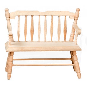 Peut inclure: Un banc en bois avec un dossier à lattes et un design simple. Le banc est en bois brut et a une couleur naturelle.