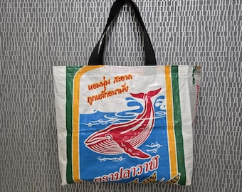 Geüpcyclede walvistas ~ gerecyclede rijstzak ~ stevige boodschappentas ~ oceaancadeau ~ walvisprint ~ ooak ~ marktstrandboek