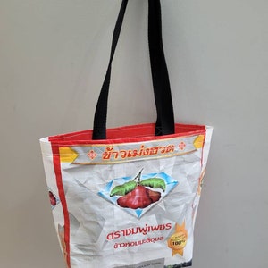 Recycelter Reissack mit thailändischem Obst Aufdruck ~ Chompoo Rose Apple ~ Schulterbuchtasche ~ Shoppingtasche ~ super strak ~ Thailand Tasche