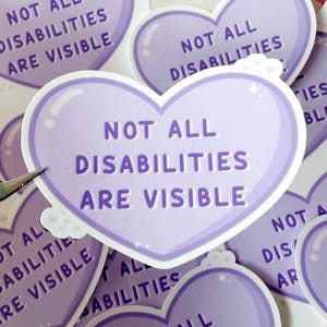 Pegatina “No todas las discapacidades son visibles” – Discapacidad invisible, concienciación sobre la discapacidad, corazón púrpura, pegatina de vinilo