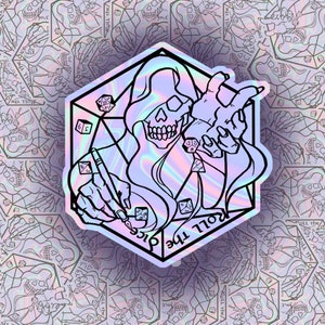 Puede incluir: Una pegatina holográfica con una figura esquelética con una capucha, sosteniendo una pluma y un dado. La figura está rodeada de un patrón geométrico y el texto "Roll the Dice" está escrito en la parte inferior.