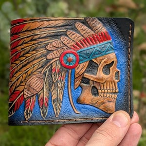 Carteira de caveira de chefe indiano, carteira de couro genuíno 3D esculpida com duas dobras, carteira nativa americana Red Man, carteira de motociclista com relevo feita à mão
