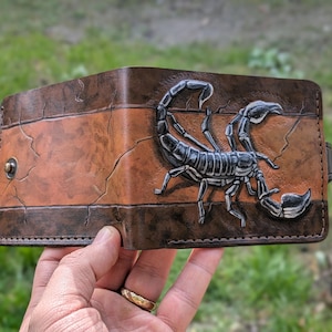 Cartera de escorpión, escorpión emperador, animal, cartera de motociclista plegable de cuero genuino tallado en 3D para hombre, cartera con herramientas, cartera en relieve, arte con aerógrafo