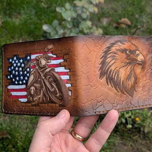 アメリカ国旗とバイクのウォレット、ハクトウワシのウォレット、アメリカ軍の紋章、3Dレザー彫刻バイカーウォレット、エンボス加工ウォレット、手作業で仕上げられたウォレット