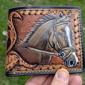 Cartera de caballo, billetera plegable de cuero tallado a mano, billetera estilo Sheridan con relieve de caballo, billetera de motociclista hecha a mano para amantes de los animales.