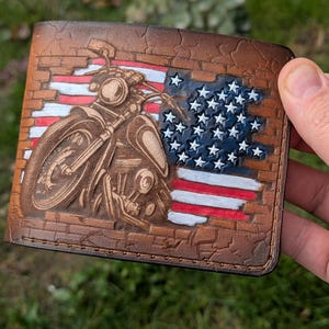 アメリカ国旗レザーの二つ折り財布 - エンボス加工されたアメリカ軍とバイカーのメンズウォレット。男性へのプレゼントに最適。手作業で仕上げられたウォレット。
