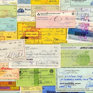 Puede incluir: Un collage de cheques antiguos en varios colores, incluyendo amarillo, azul y verde. Los cheques presentan firmas manuscritas, sellos bancarios y logotipos de empresas. Algunos cheques tienen el texto "APPLE CORPS LIMITED" y "CITY NATIONAL BANK".