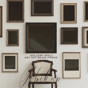 Könnte beinhalten: Eine Galeriewand-Mockup mit 10 beigefarbenen Bilderrahmen in verschiedenen Größen, die an einer weißen Wand angeordnet sind. Die Rahmen sind leer und bereit für Ihre Kunstwerke. Die Rahmen sind symmetrisch um einen Stuhl mit einem weißen Kissen angeordnet.