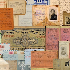 Puede incluir: Un collage de documentos antiguos, incluyendo pasaportes, recibos y cartas. Los elementos son de varios colores, incluyendo naranja, rosa y beige. Algunos documentos tienen sellos y notas manuscritas. También hay varias fotografías de personas.