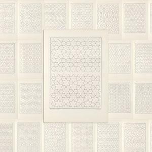 Può includere: Una collezione di 25 motivi geometrici in bianco e nero stampati su carta bianca. I motivi sono disposti in una griglia di cinque righe e cinque colonne. Ogni motivo è incorniciato da un sottile bordo nero.