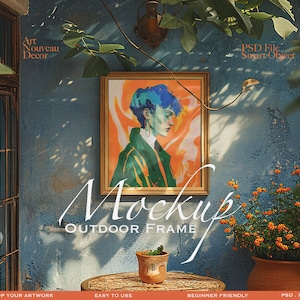 Puede incluir: Maqueta de un marco de imagen dorado con una pintura de una persona con cabello azul y una chaqueta verde. El marco está colgado en una pared azul con una planta en maceta delante. El texto "Mockup Outdoor Frame" está escrito debajo del marco.