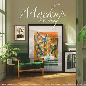 Puede incluir: Una maqueta de tres marcos en una habitación con una silla verde, una planta en maceta y un suelo de madera. Los marcos están vacíos y listos para tu obra de arte. El texto "Mockup 3 Frames" es visible en la parte superior de la imagen.