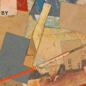 K&ouml;nnte beinhalten: Abstrakte Collage-Kunstwerk mit verschiedenen Texturen und Farben, darunter Braun, Blau, Gelb und Rot. Das Kunstwerk besteht aus Papierschnipseln und enth&auml;lt das Wort "BY" in schwarzen Buchstaben.