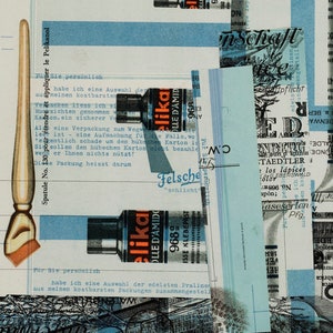 K&ouml;nnte beinhalten: Eine Collage aus Vintage-Produktetiketten und -verpackungen mit einem blau-wei&szlig;en Farbschema. Die Etiketten sind f&uuml;r eine Vielzahl von Produkten, darunter Klebstoff, St&auml;rke und Bleistifte. Der Text auf den Etiketten ist in deutscher Sprache und enth&auml;lt die W&ouml;rter "Pelikanol", "Felsche", "Colle d'Amidon" und "Cola de Imidon Blanc".