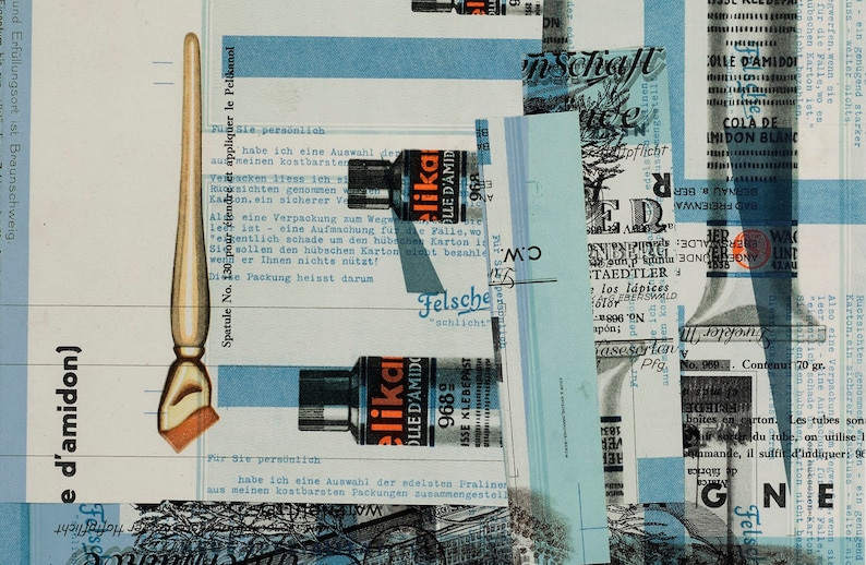 K&ouml;nnte beinhalten: Eine Collage aus Vintage-Produktetiketten und -verpackungen mit einem blau-wei&szlig;en Farbschema. Die Etiketten sind f&uuml;r eine Vielzahl von Produkten, darunter Klebstoff, St&auml;rke und Bleistifte. Der Text auf den Etiketten ist in deutscher Sprache und enth&auml;lt die W&ouml;rter "Pelikanol", "Felsche", "Colle d'Amidon" und "Cola de Imidon Blanc".