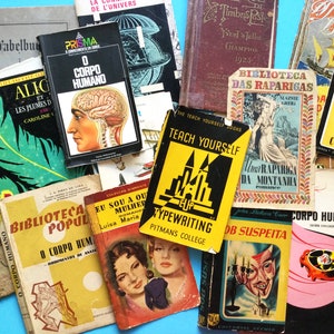 Capas de livros antigos, folhas de poeira, quadros de livros vazios para revistas inúteis, arte alterada ou criação de livros.