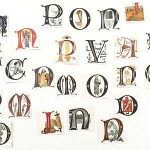 Letras iluminadas, escrita ornamental vintage para diários de sucata, materiais para colagem ou scrapbooking.