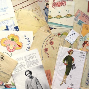 Confezione di effimeri articoli da cucito vintage, schemi per punto croce, motivi per applicazioni, carta da sarta per diario di artigianato, scrapbooking, collage, ecc.