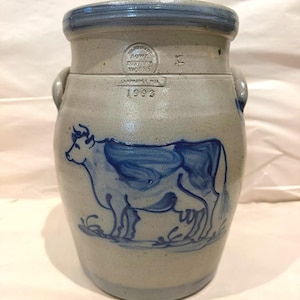 Jarra de cerámica Rowe Pottery Works con asa de orejeta y esmalte salino, con motivo de vaca, Cambridge, Wisconsin, 1993.