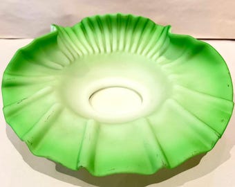 Fenton groen satijnen omhulsel over witte gegolfde schaal grote kom middelpunt 40-50 jaar