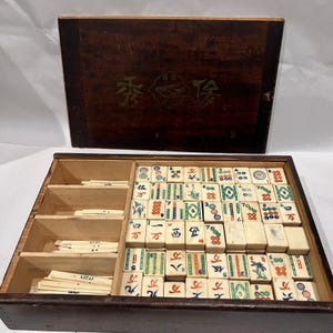 Ancien Coffret Mah Jong En Bois – Jeu De Tuiles Bambou Et Os – 1923 (Chine)