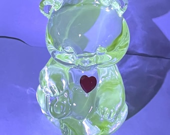 Fenton juli geboortesteen beer robijn UV-gloed beeldje gestempeld glas VTG