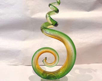 Escultura en espiral de cristal Murano Sommerso verde ámbar de 27,3 cm (10,75") con base de cristales.