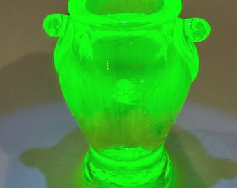 ボイドグラス ウランバセリン 2.75インチ ミニ骨壺型花瓶 取っ手付き UV反応性 緑色に光る