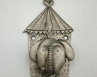 L. Drumm gesigneerd gegoten metalen circusolifant gordijnbinders paar volkskunst