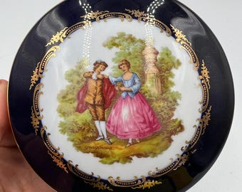 Limoges Castel France-snuisterijdoosje, kobaltblauw 22K goud Fragonard vrijgezellenpaar