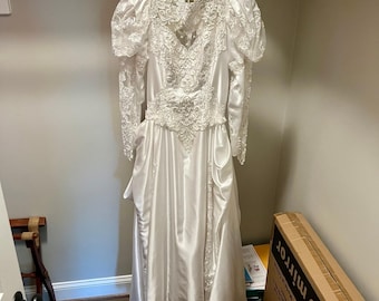 Vestido de noiva vintage anos 80 da Bridal Originals, em cetim, renda e pérolas, tamanho 10, branco.