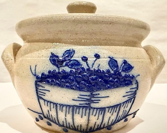 Salmon Falls steengoed bonenpot 2002 bosbessenmand gesigneerd Maria Ayer Dover NH