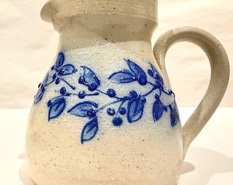 Jarra de gres Salmon Falls 2004, diseño de vid de arándanos, firmada por Theresa Crayton-Ackley.