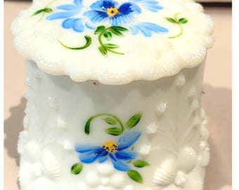 Fenton Shellflower Melkglas Snuisterijdoosje met deksel blauwe bloemen gesigneerd Kyle Farley