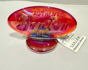Szyld sprzedawcy szkła Fenton Red Carnival, kolekcja historyczna, limitowana etykieta z lat 80. XX wieku